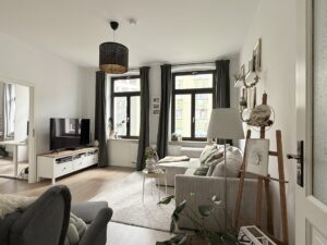 Wohlfühlcharme in saniertem Altbau mit Wohnküche und Tageslichtbad!