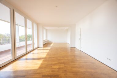 Großzügig Wohnen über den Dächern von Golzheim mit sonniger Loggia!
