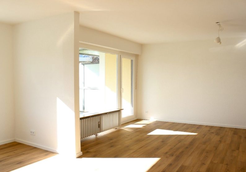 Wohnzimmer mit Balkon