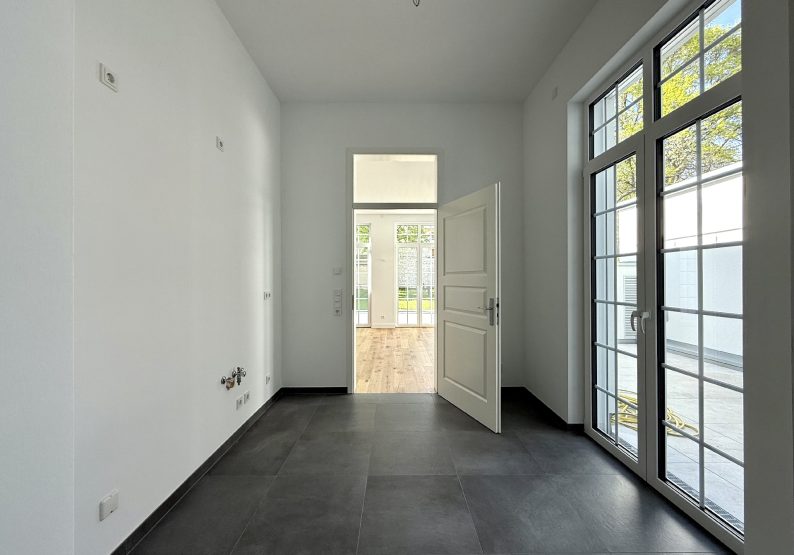 Küche mit Terrassenzugang