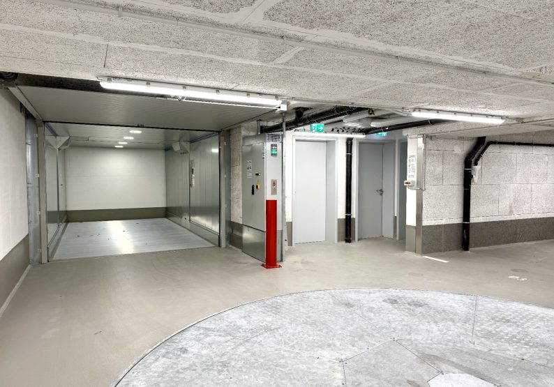 Tiefgarage mit PKW-Aufzug