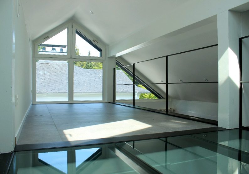 Galerieebene mit Glasboden