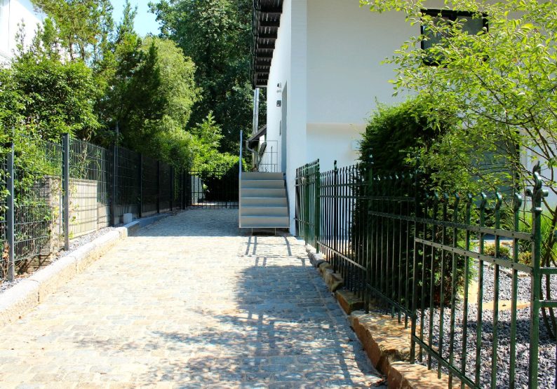 Zufahrt und Eingangsbereich