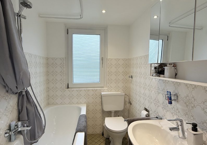 Wannenbad mit Fenster