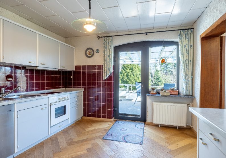 Küche mit Terrassenzugang