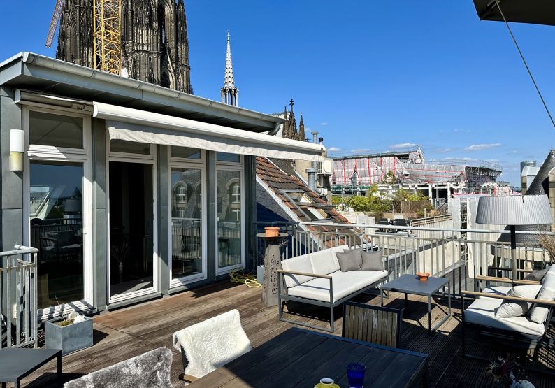 Terrasse im Schatten des Doms
