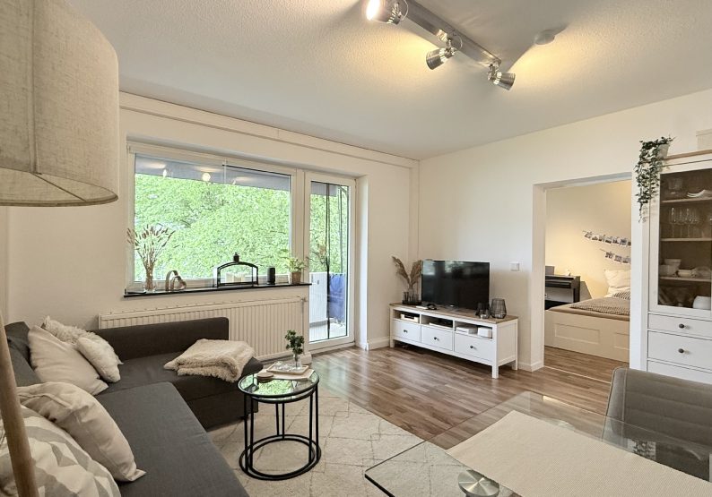 Wohnzimmer mit Balkonzugang