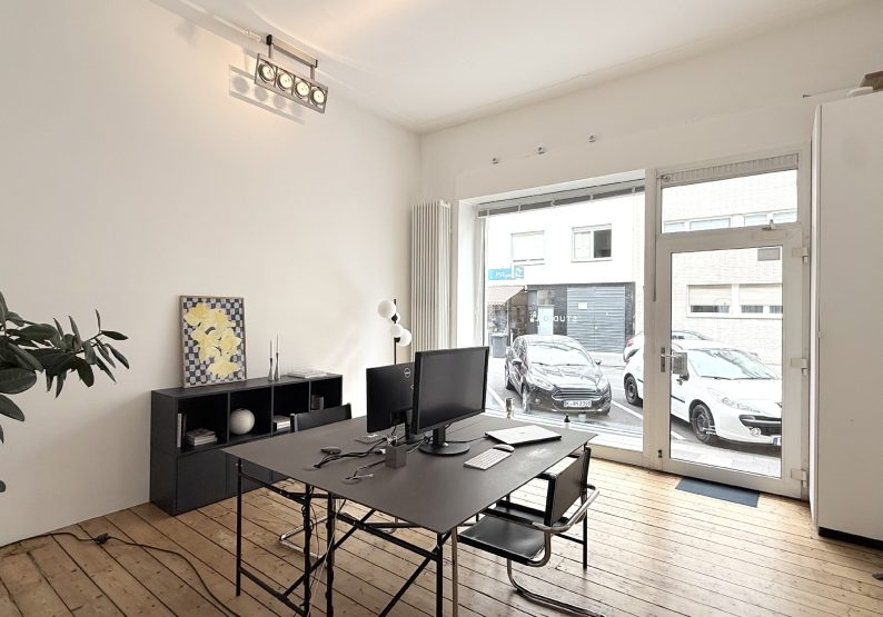 Raum 1 mit Schaufenster