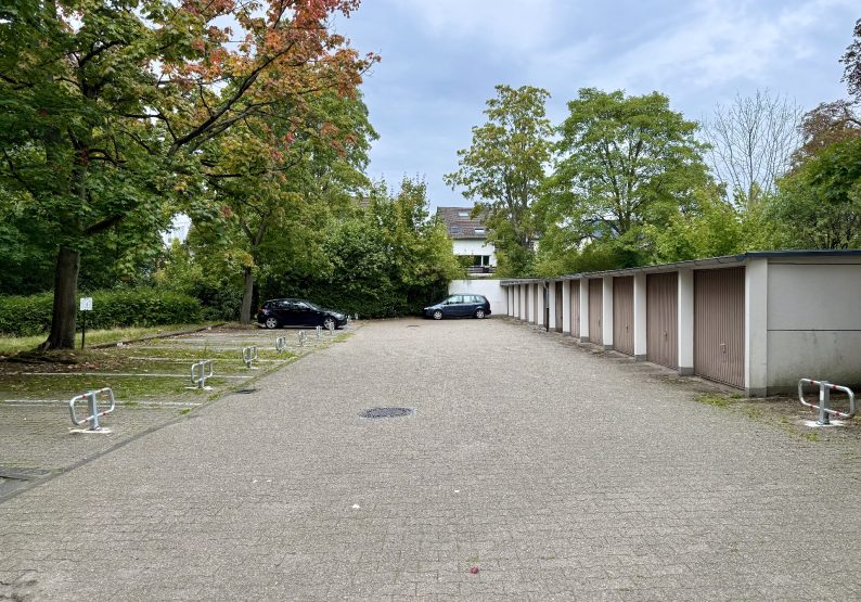 Stellplatz- + Garagenhof