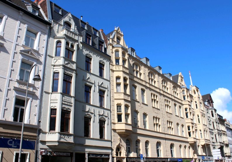Hausansicht + Straßenzug